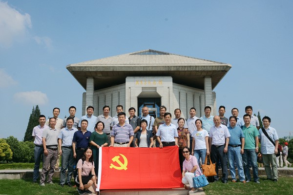 图2 纪念馆前合影.jpg