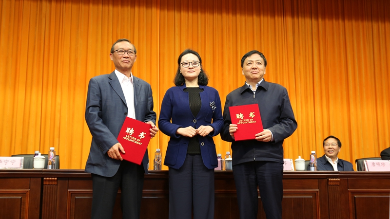 颁发聘书.jpg 颁发聘书.jpg