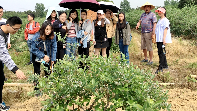 听取石头寨村民介绍我所前辈驻村开展蓝莓引种驯化试验的科研经历2.jpg