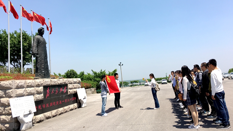 重温入团誓词和唱团歌主题活动_副本.jpg