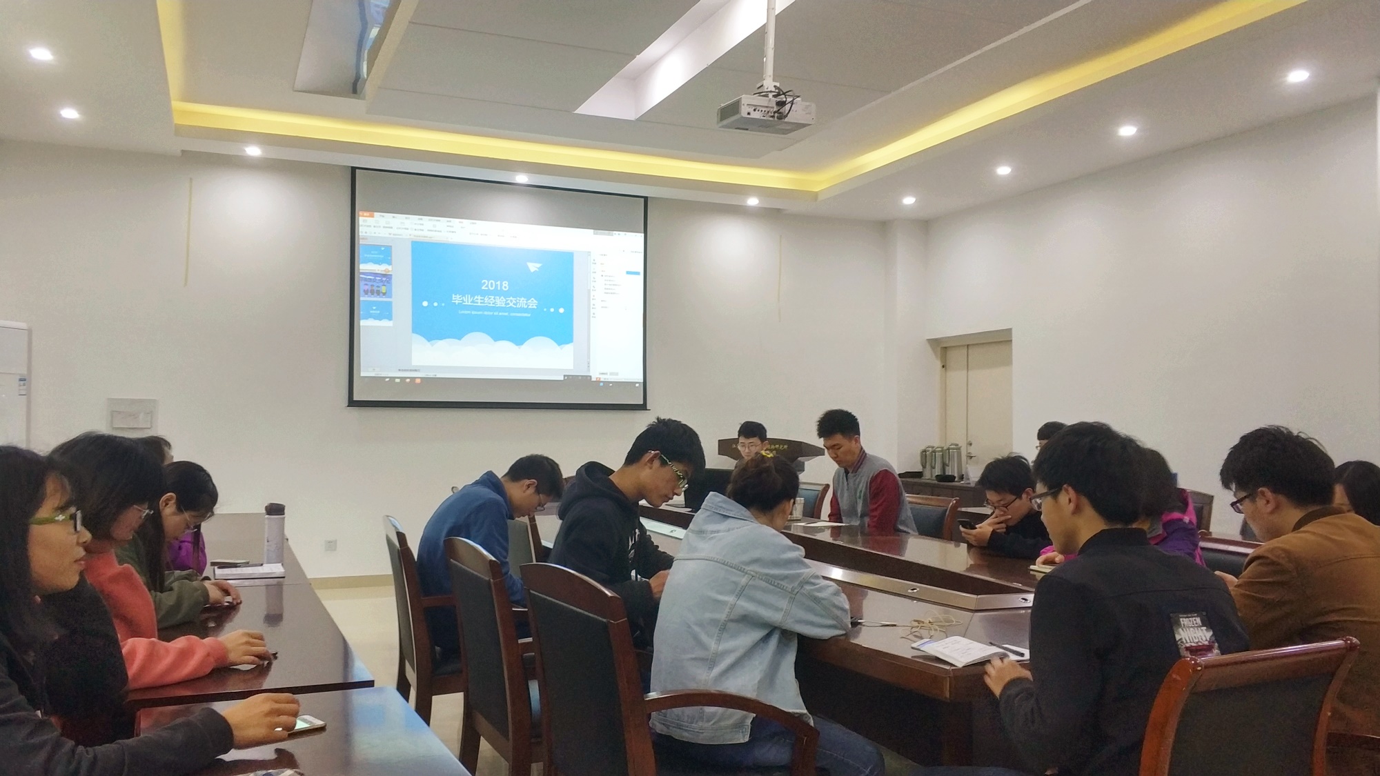 毕业生交流会现场_副本.jpg