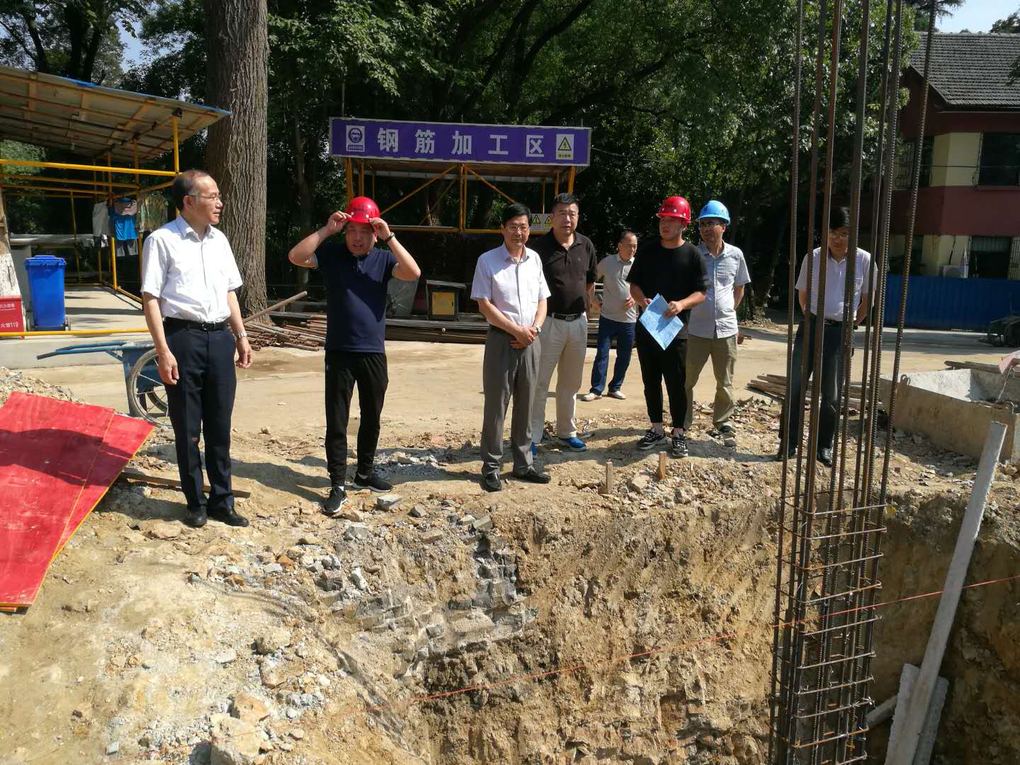 所领导深入施工现场检查研究生公寓建设工作