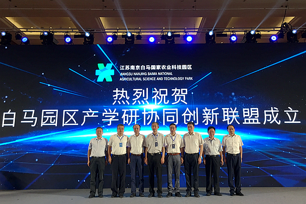 冯煦副所长出席农业科技嘉年华_副本.jpg