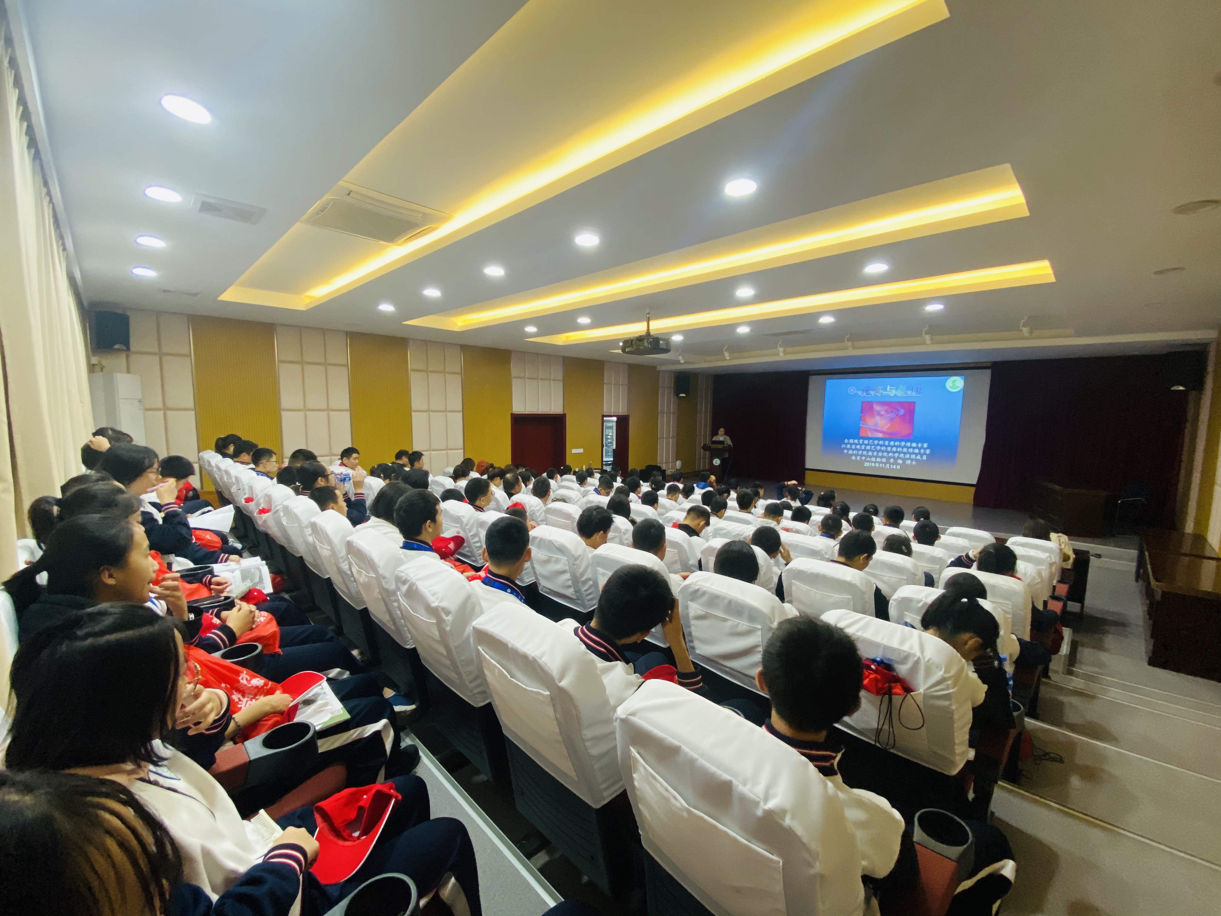 首都师范大学附属中学来所（园）开展科普活动
