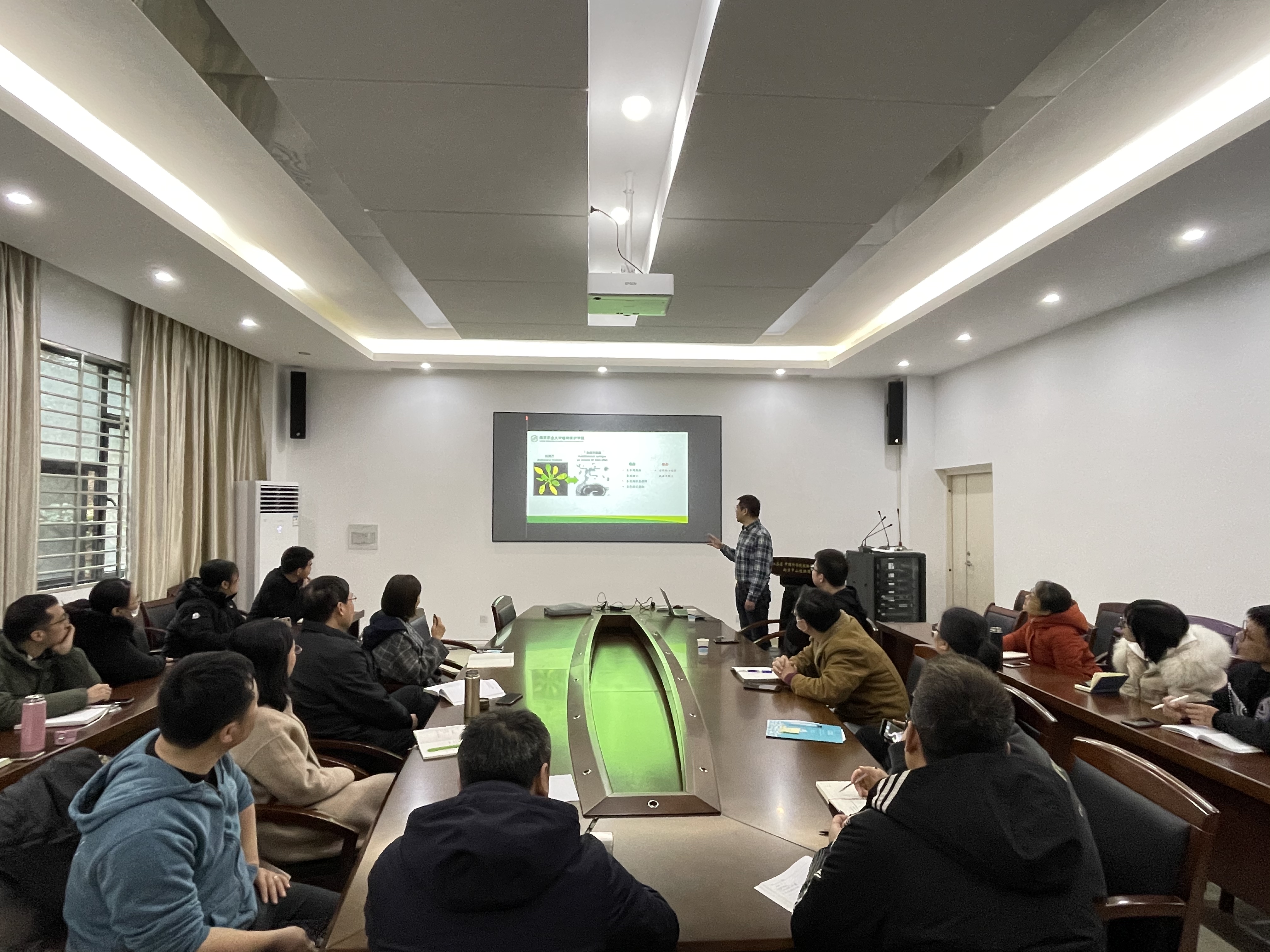 植物生态与环境研究中心举办学术报告会