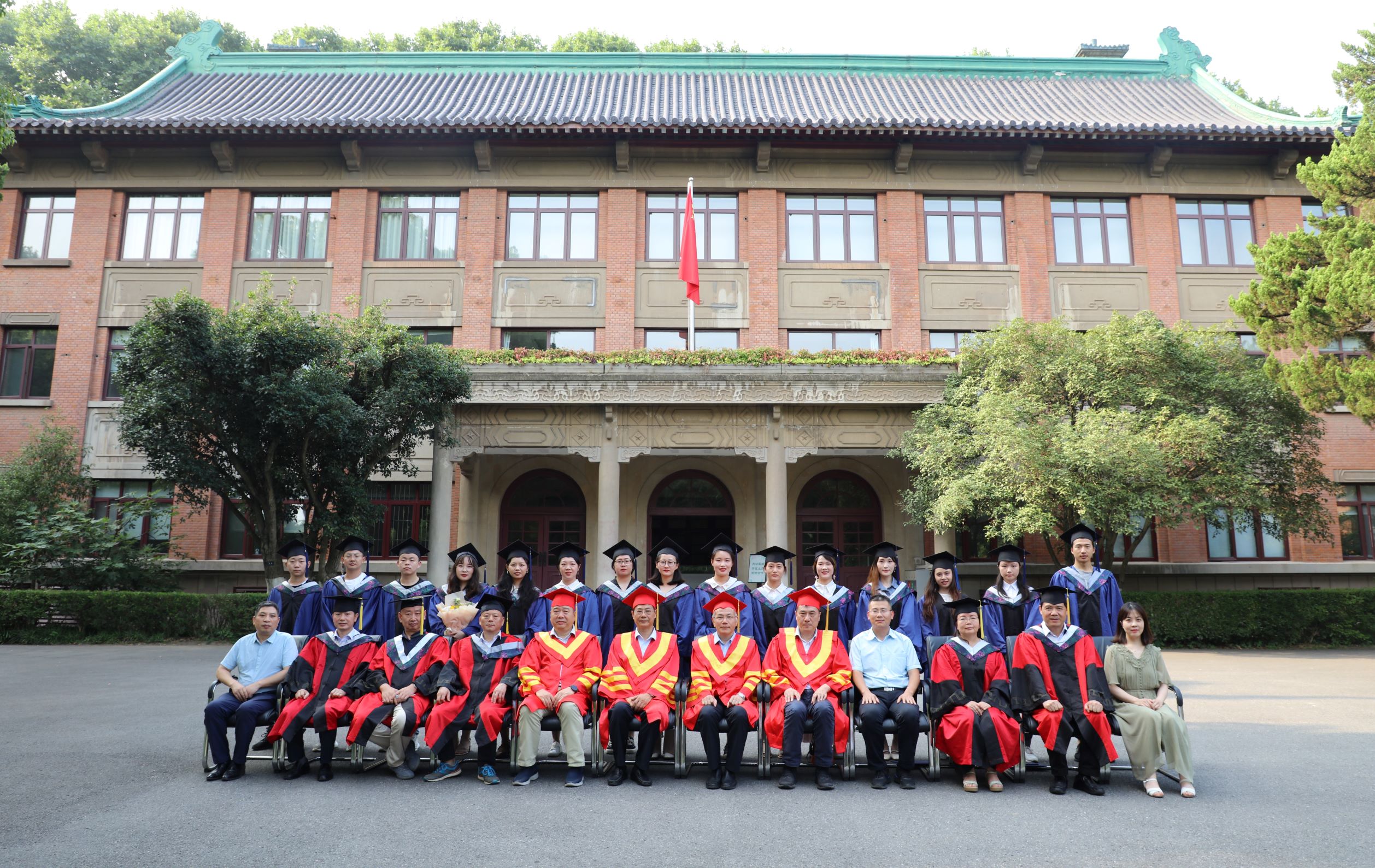 所（园）举行2021届研究生毕业典礼暨学位授予仪式