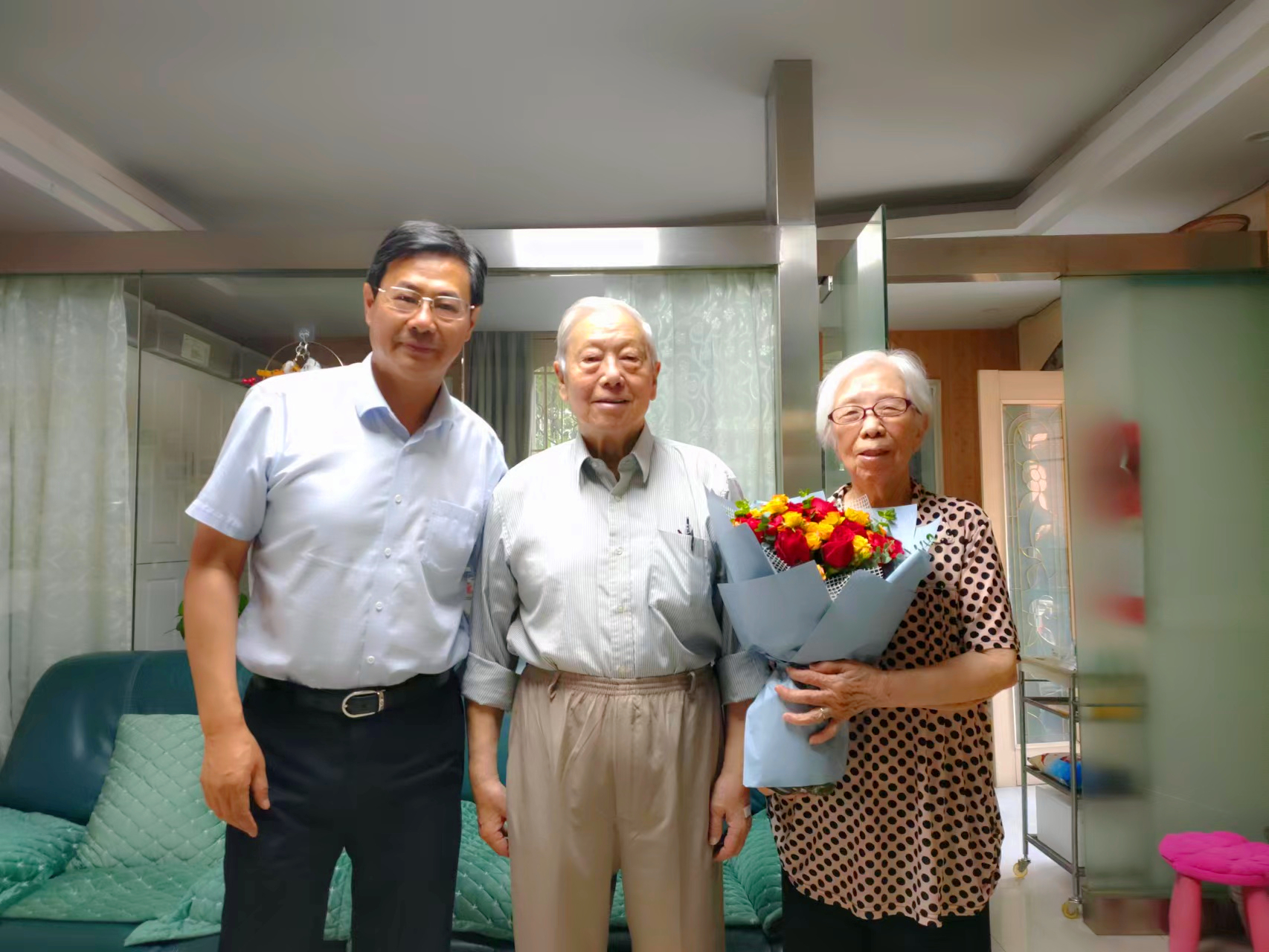 所党委领导“七一”走访慰问老党员