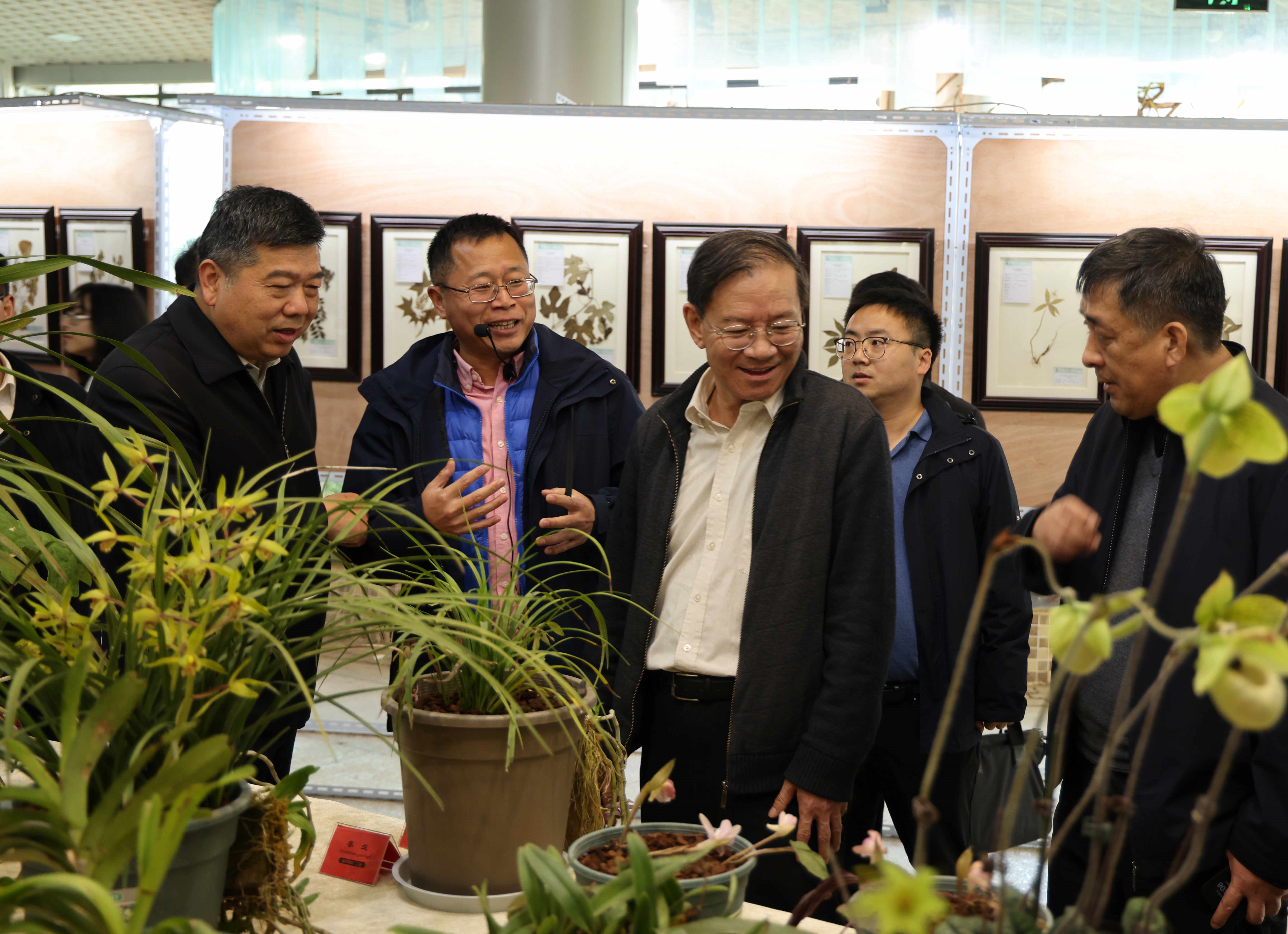 国家林草局动植物司来所调研-现场考察2.jpg