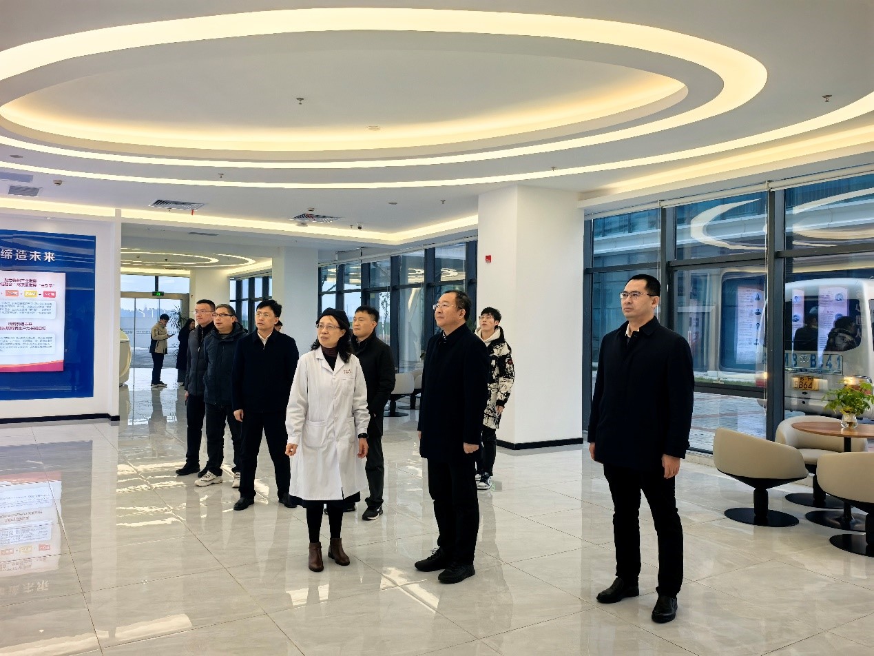 20241212杨书记看望陈雨3.jpg