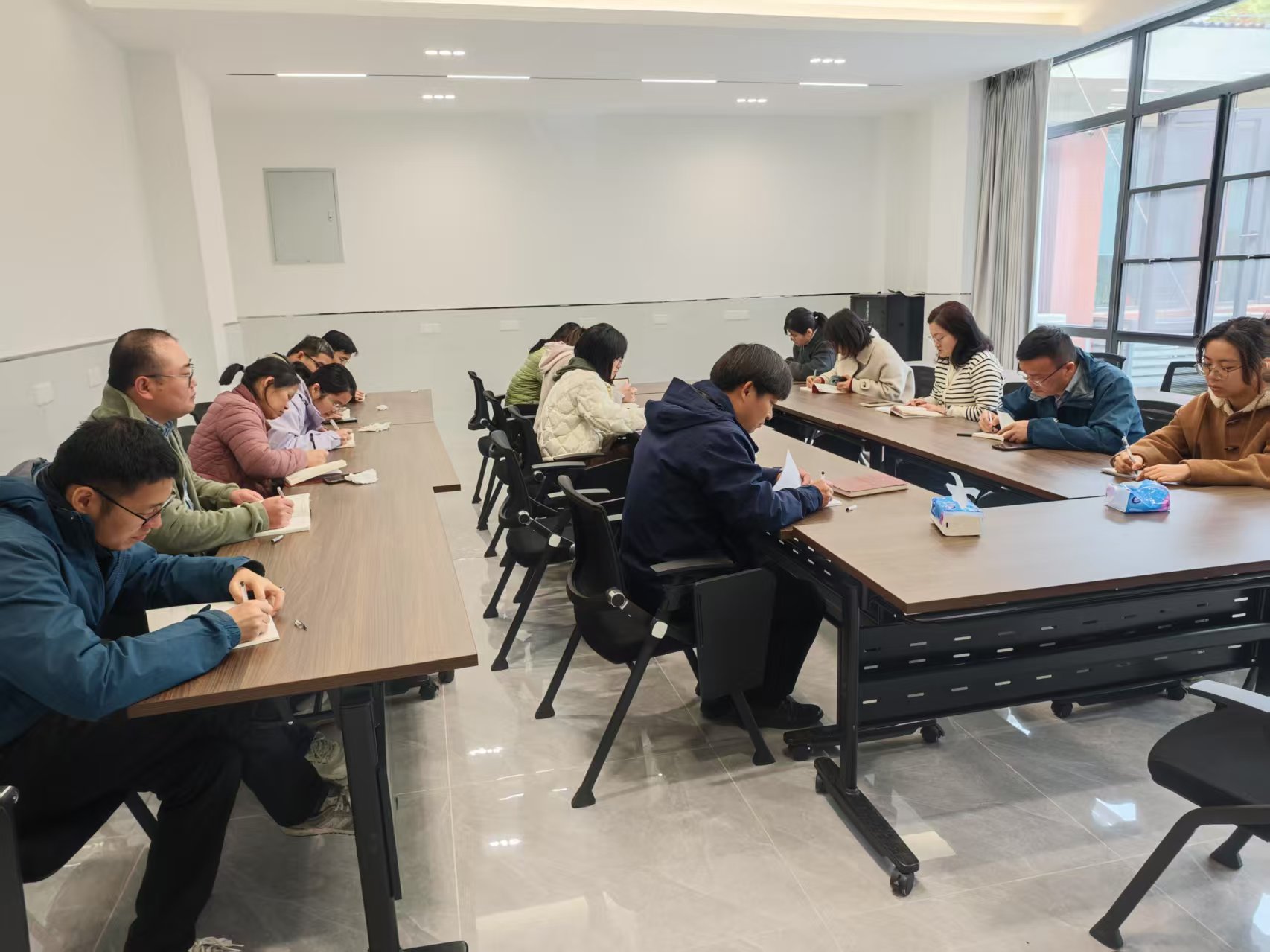 天然产物化学研究中心党支部召开深入贯彻中央八项规定精神专题学习会